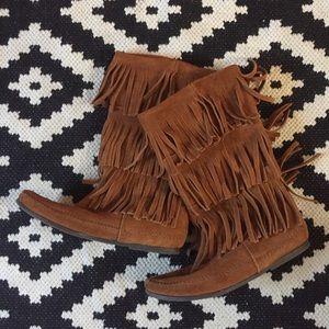 Minnetonka 3-layer suede fringe boots